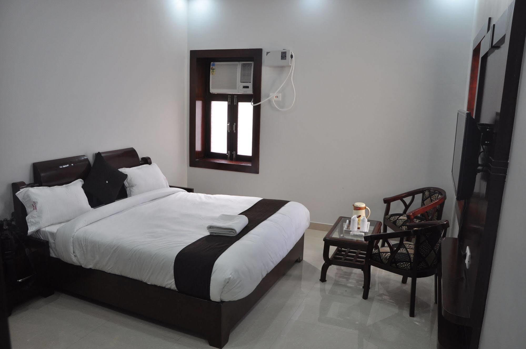 Hotel Krishna Ji Харидвар Экстерьер фото